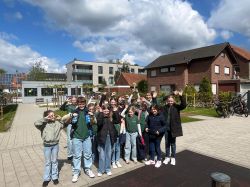 Unsere Schüler mit dem begehrten Pokal der Schülerklasse